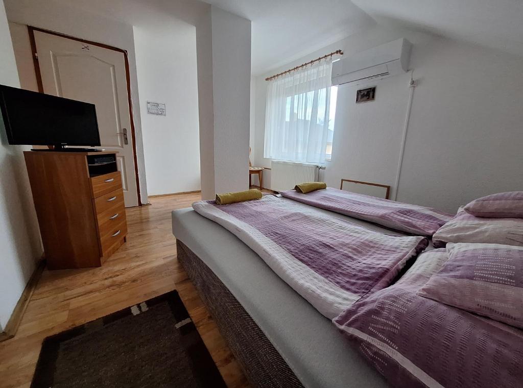 Lila Akác Vendégház Esztergom - Double Room With Private Bathroom