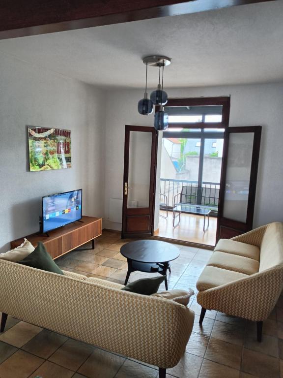 un salon avec deux canapés et une télévision dans l'établissement Villa Monette -Le Crotoy, au Crotoy