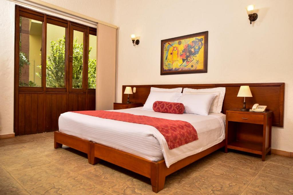 ein Schlafzimmer mit einem großen Bett in einem Zimmer in der Unterkunft La Campana Hotel Boutique in Medellín
