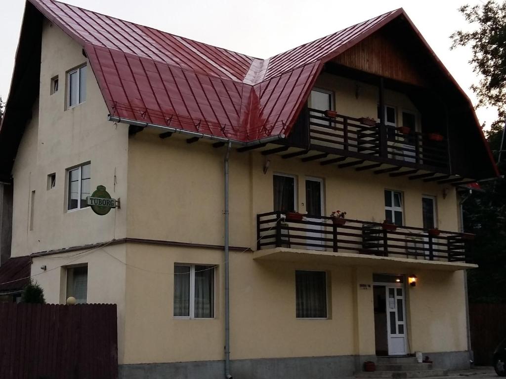 una casa grande con techo rojo en Vila Casa Ta, en Sinaia