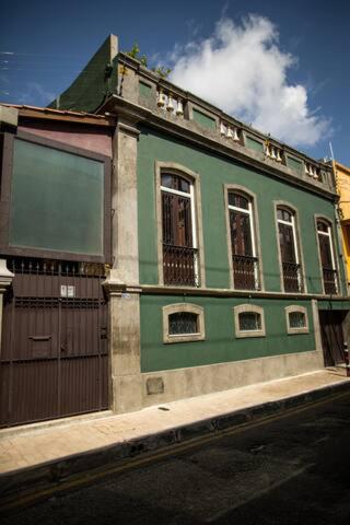 a green building on the side of a street at Cas'Amazonia Brasil in Belém