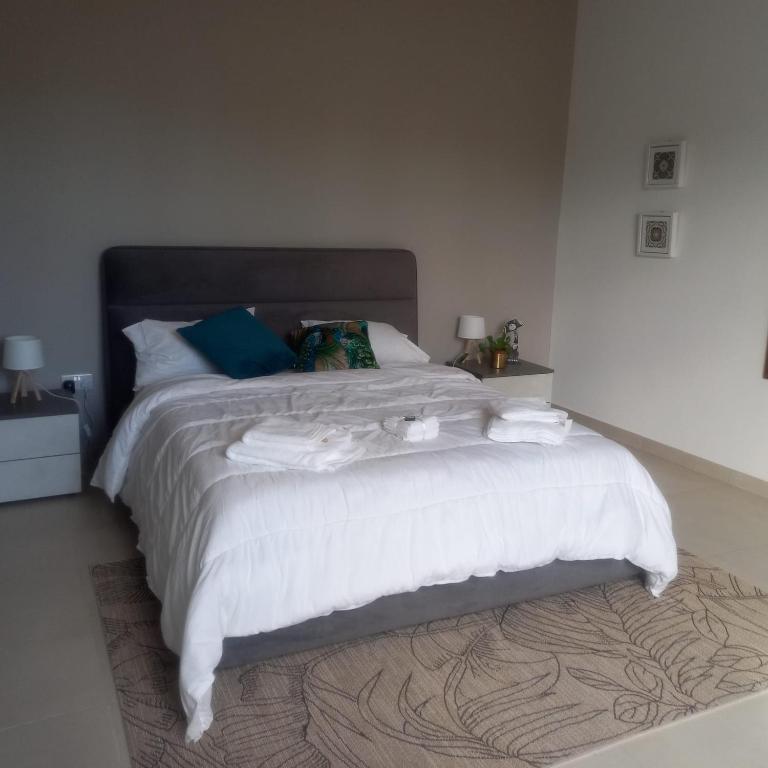 Postel nebo postele na pokoji v ubytování Casa Nina Sliema Urban Residences