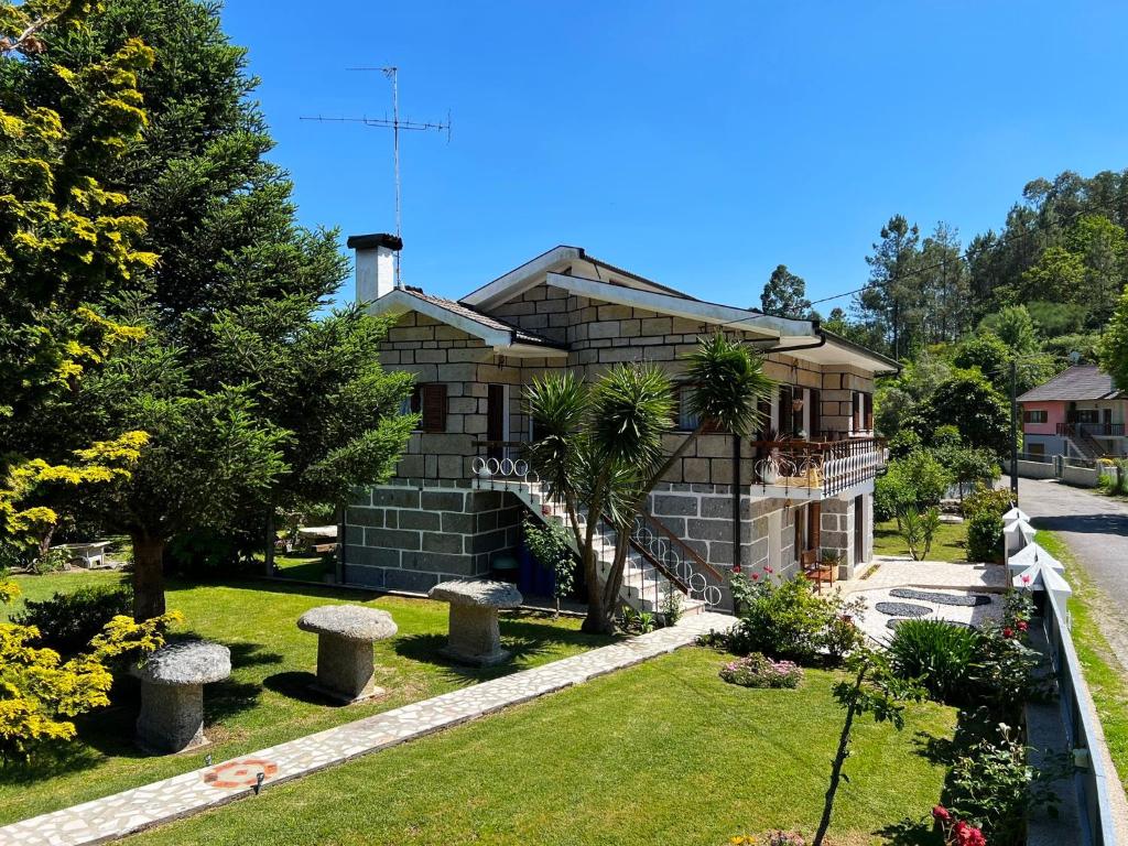 uma casa com um jardim em frente em VILA GUIA in Valdreu em Braga