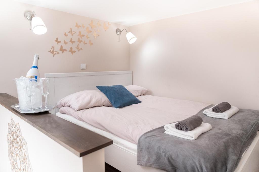 een slaapkamer met 2 bedden en een tafel met handdoeken bij Bakáts Square Luxury Apartment in Boedapest