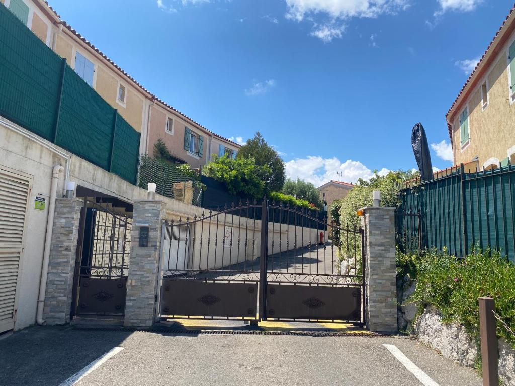 - un accès à une allée avec un portail dans l'établissement Maisons de Bellet NICE, à Nice