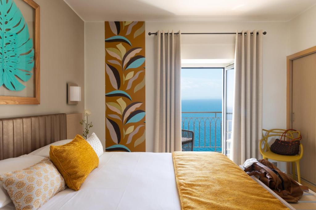 博尼法喬的住宿－桑塔特瑞薩酒店，一间卧室设有一张床,享有海景