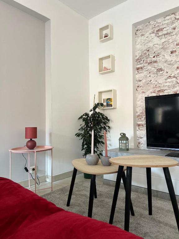 un salon avec une table et une télévision dans l'établissement Charmant T3 près du port, à Ajaccio