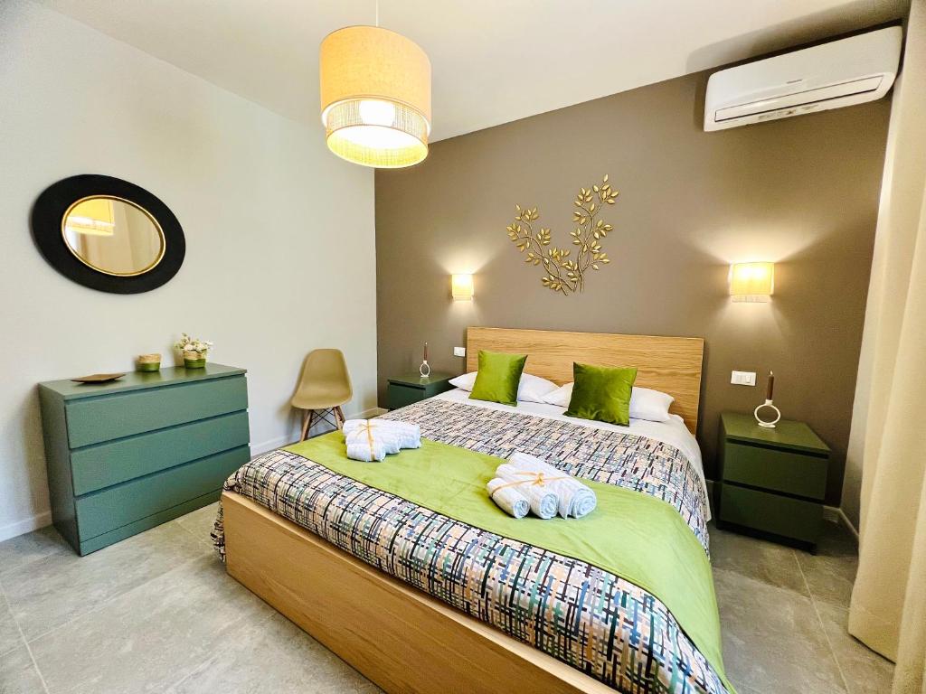 ein Schlafzimmer mit einem Bett mit zwei Handtüchern darauf in der Unterkunft Piante del Principe in Carini