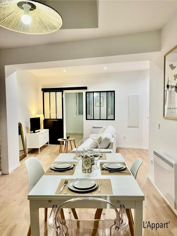 une cuisine et un salon avec une table et des chaises dans l'établissement L' Appart' , tendance et épuré avec bel extérieur, proche du centre, à Amiens