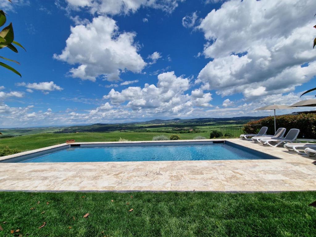 Poolen vid eller i närheten av Villa I Cipressini piscina riscaldata spa Toscana