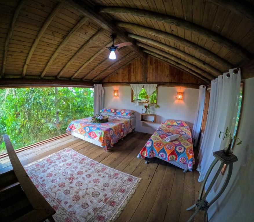 Postel nebo postele na pokoji v ubytování Chalé Bonito Pousada em Paraty - Acomodações Privativas e Completas - Natureza - Wi-fi - TV - Garagem