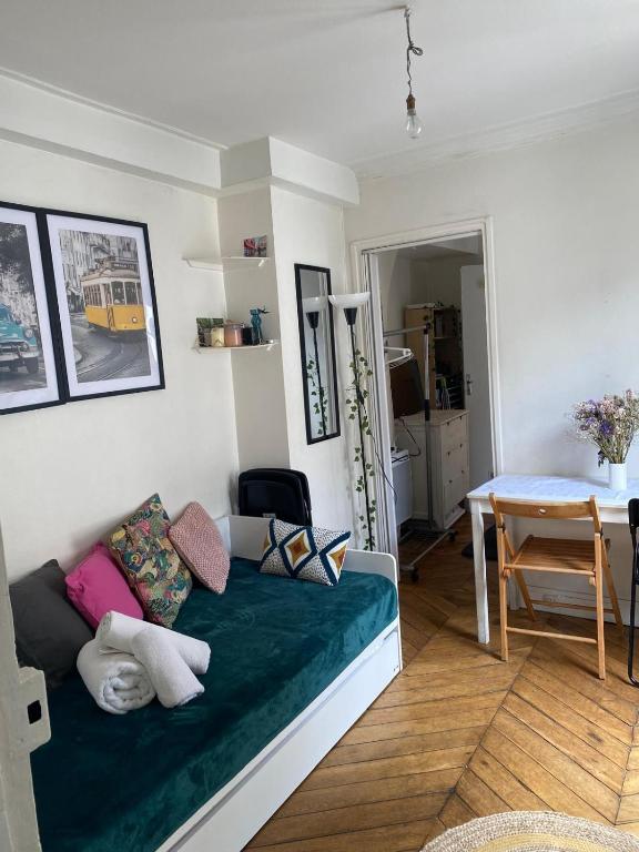 un salon avec un canapé et une table dans l'établissement Appartement bien placé, à Paris