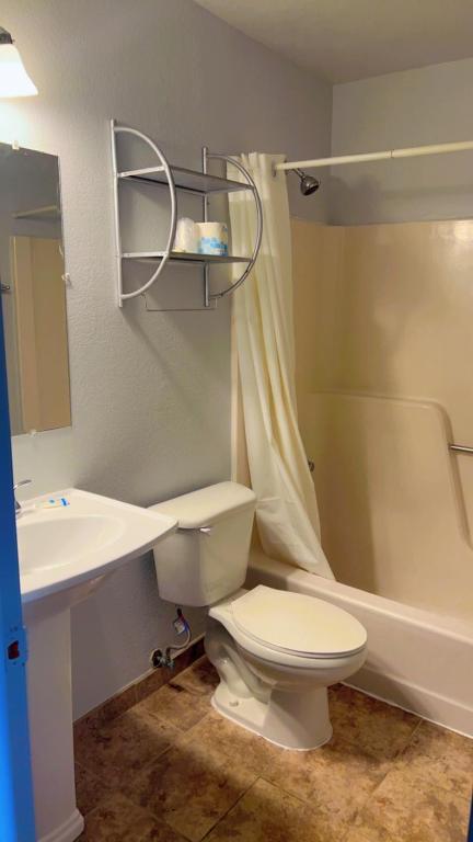 Rodeway Inn - Queen Room With Two Queen Beds - Non-Smoking