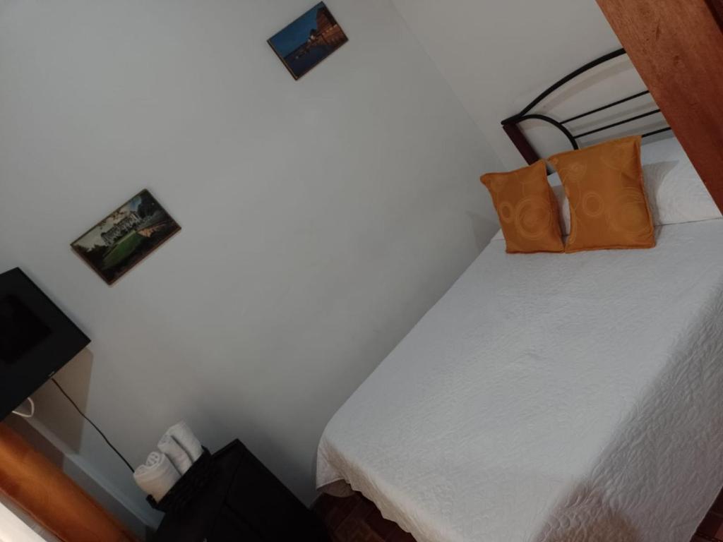 Postel nebo postele na pokoji v ubytování Habitaciones C&S Bogotá