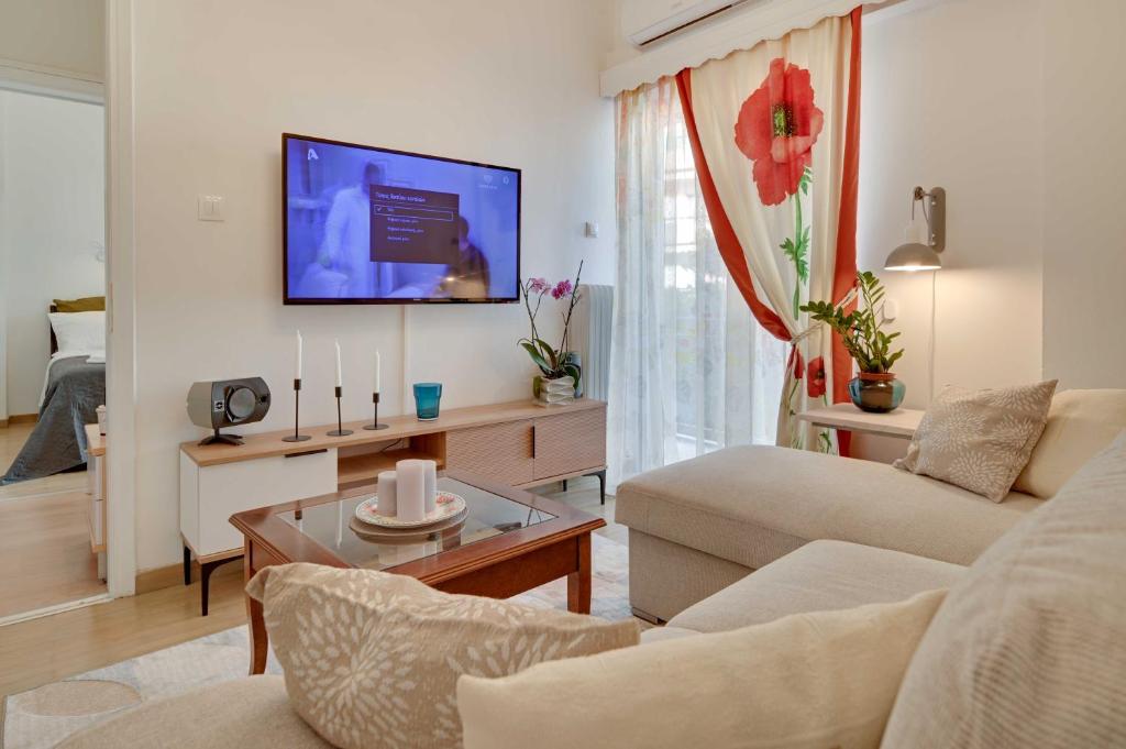 a living room with a couch and a tv at Academia stay ήσυχα & στο Κέντρο in Ioannina