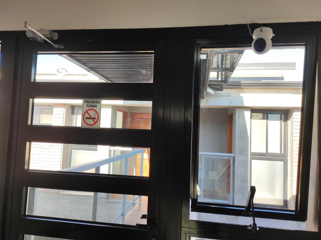 - la fermeture d'une porte avec deux fenêtres dans l'établissement Temporarios Alfonso, à Santa Fe