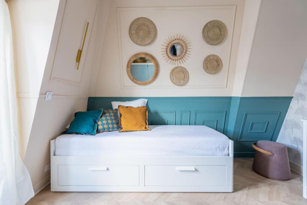 - une chambre avec un lit bleu et blanc dans l'établissement Studio Luxe Paris, à Paris