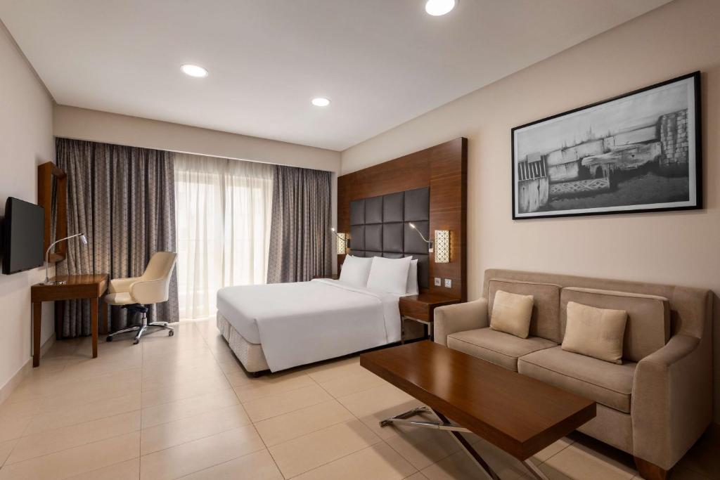 Postel nebo postele na pokoji v ubytování Levatio Suites Muscat, a member of Radisson Individuals