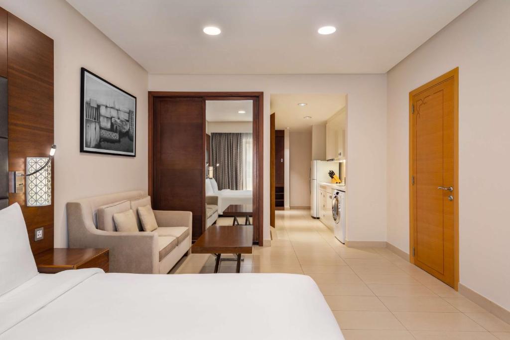 Postel nebo postele na pokoji v ubytování Levatio Suites Muscat, a member of Radisson Individuals