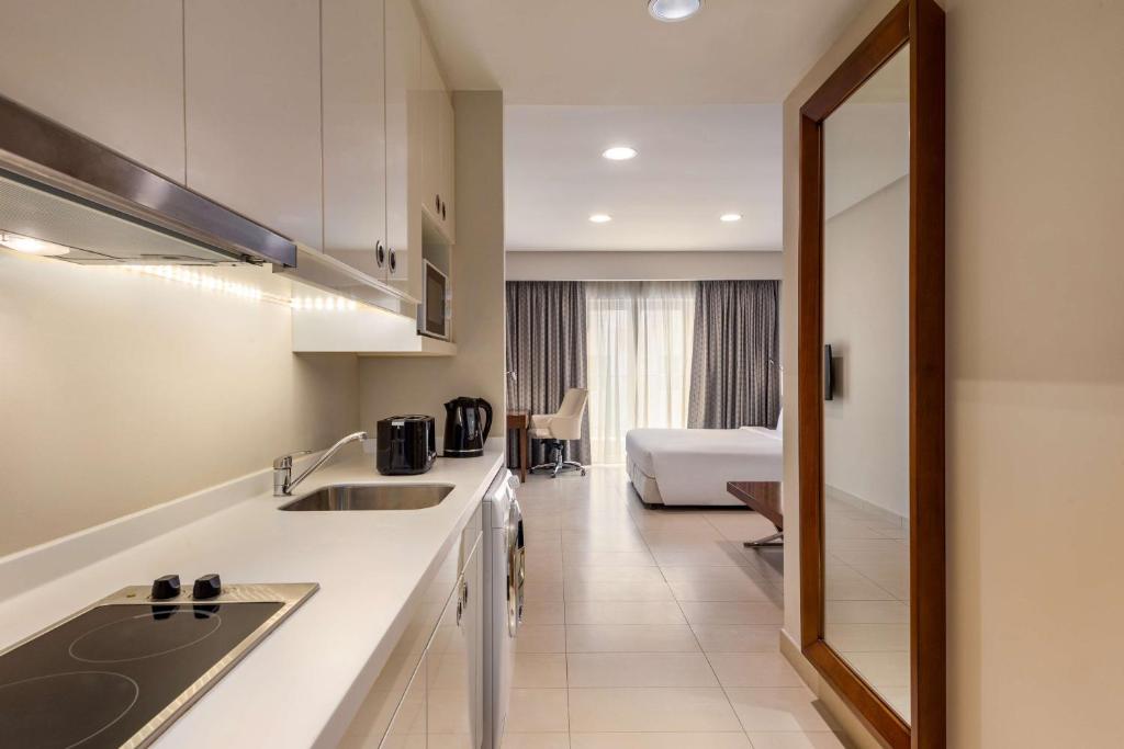 Kuchyň nebo kuchyňský kout v ubytování Levatio Suites Muscat, a member of Radisson Individuals