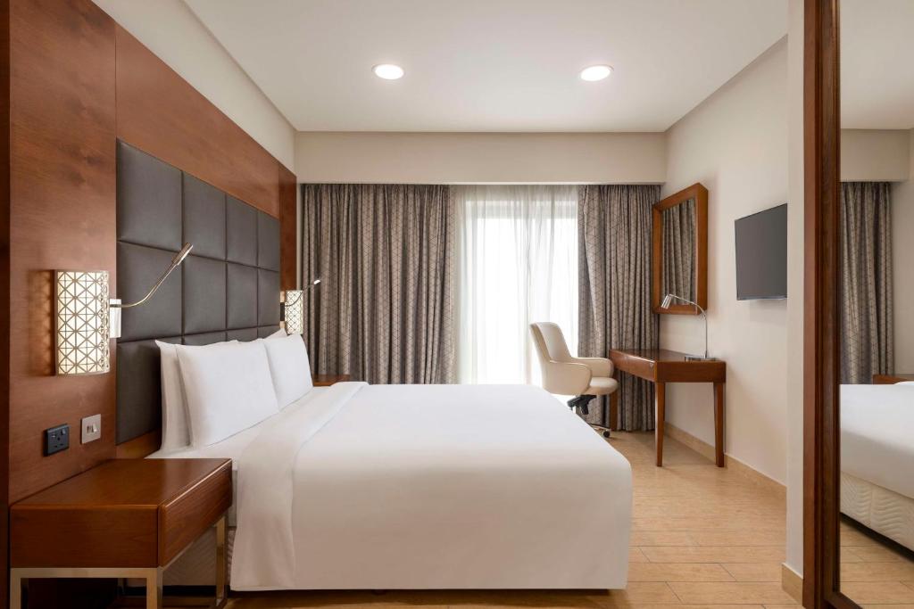 Postel nebo postele na pokoji v ubytování Levatio Suites Muscat, a member of Radisson Individuals