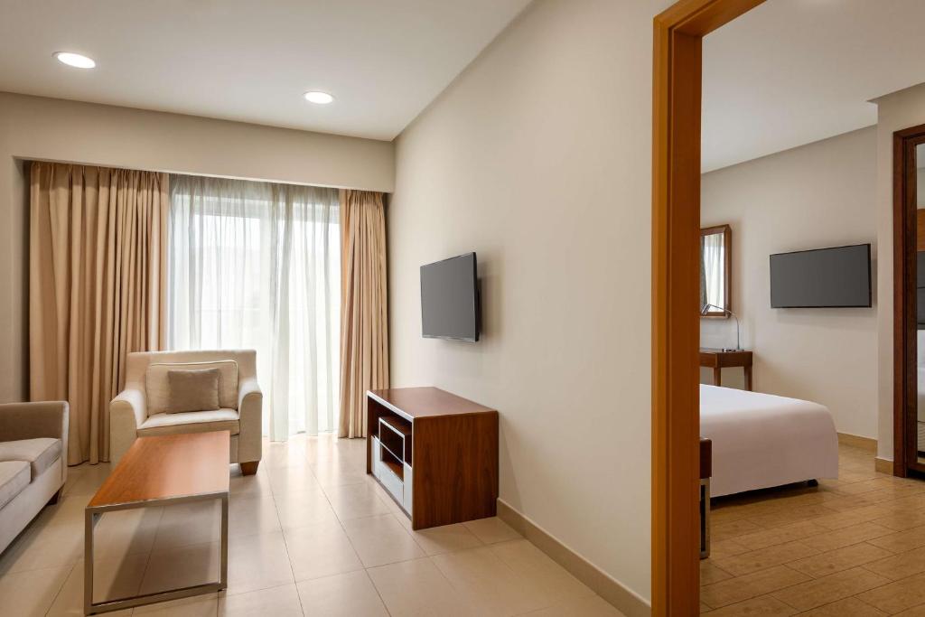 TV a/nebo společenská místnost v ubytování Levatio Suites Muscat, a member of Radisson Individuals