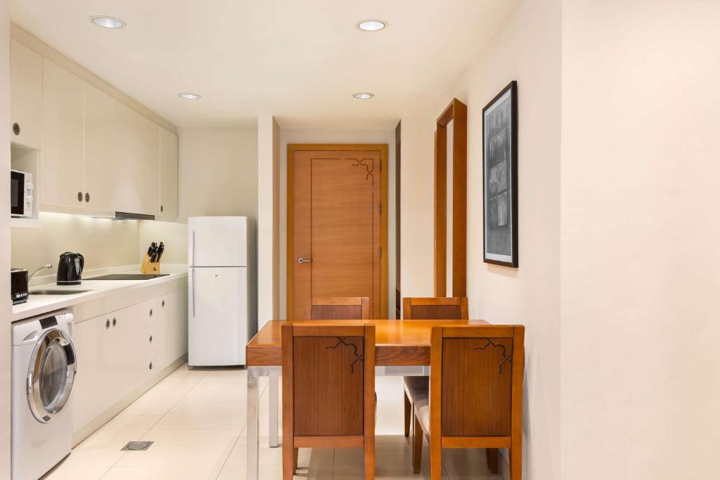 Kuchyň nebo kuchyňský kout v ubytování Levatio Suites Muscat, a member of Radisson Individuals
