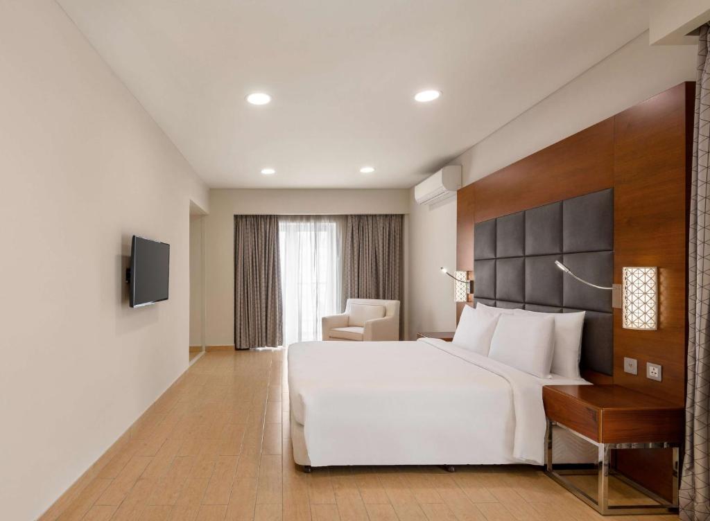 Postel nebo postele na pokoji v ubytování Levatio Suites Muscat, a member of Radisson Individuals