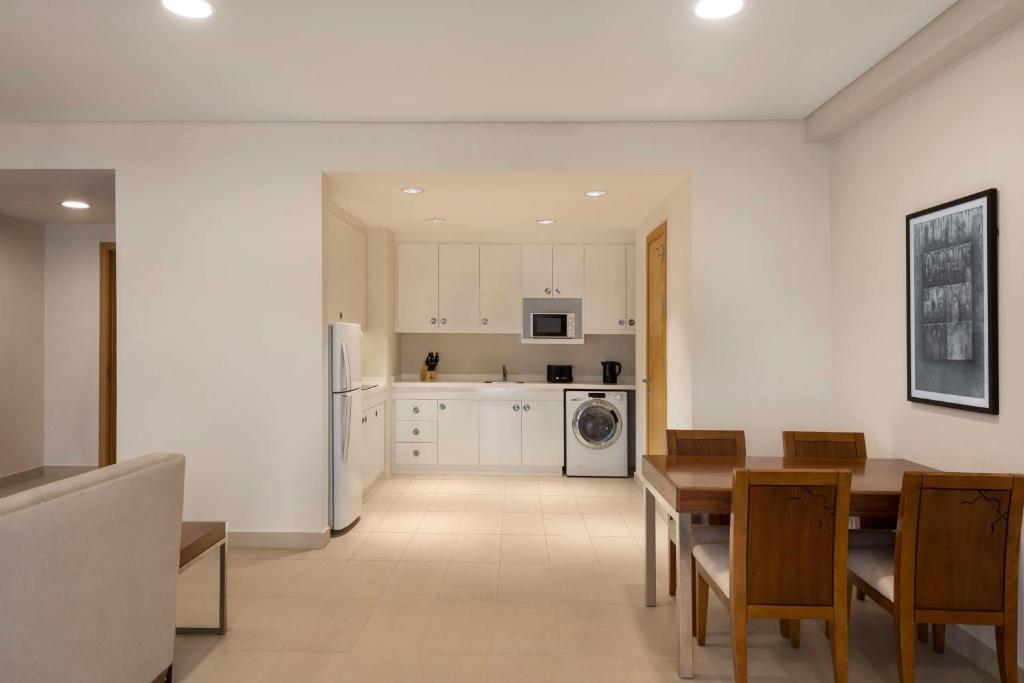 Kuchyň nebo kuchyňský kout v ubytování Levatio Suites Muscat, a member of Radisson Individuals