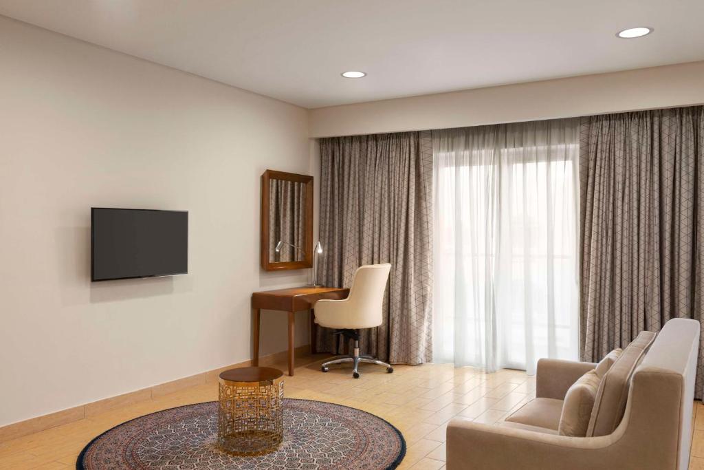 TV a/nebo společenská místnost v ubytování Levatio Suites Muscat, a member of Radisson Individuals