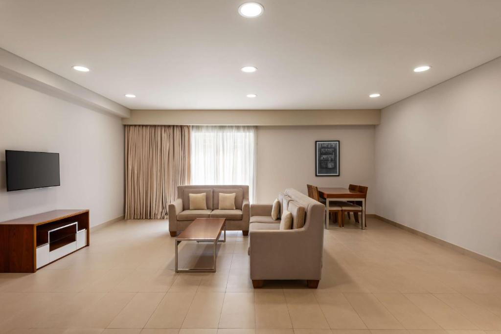 TV a/nebo společenská místnost v ubytování Levatio Suites Muscat, a member of Radisson Individuals