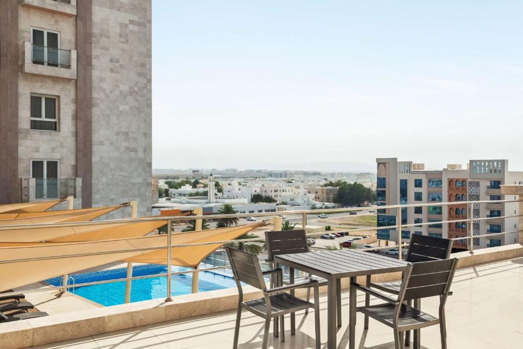 Bazén v ubytování Levatio Suites Muscat, a member of Radisson Individuals nebo v jeho okolí