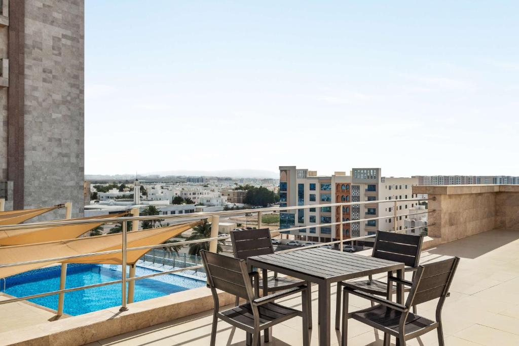 Bazén v ubytování Levatio Suites Muscat, a member of Radisson Individuals nebo v jeho okolí