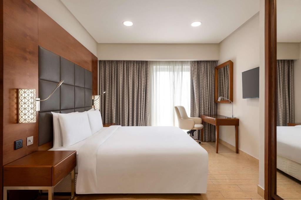 Postel nebo postele na pokoji v ubytování Levatio Suites Muscat, a member of Radisson Individuals