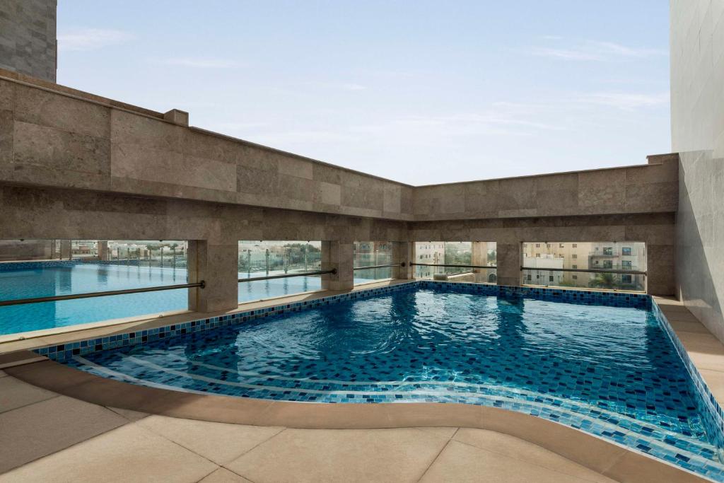 Bazén v ubytování Levatio Suites Muscat, a member of Radisson Individuals nebo v jeho okolí