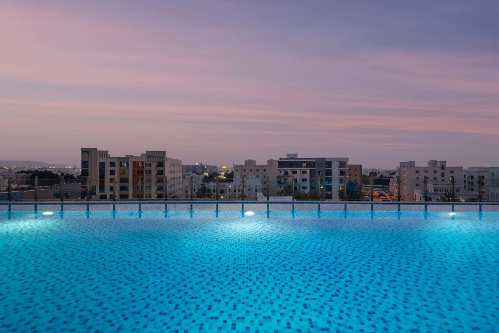 Bazén v ubytování Levatio Suites Muscat, a member of Radisson Individuals nebo v jeho okolí