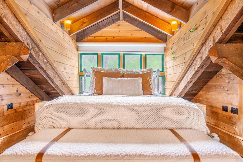 a bedroom in a log cabin with a bed at Stunning Couples Retreat Lodge in Milford