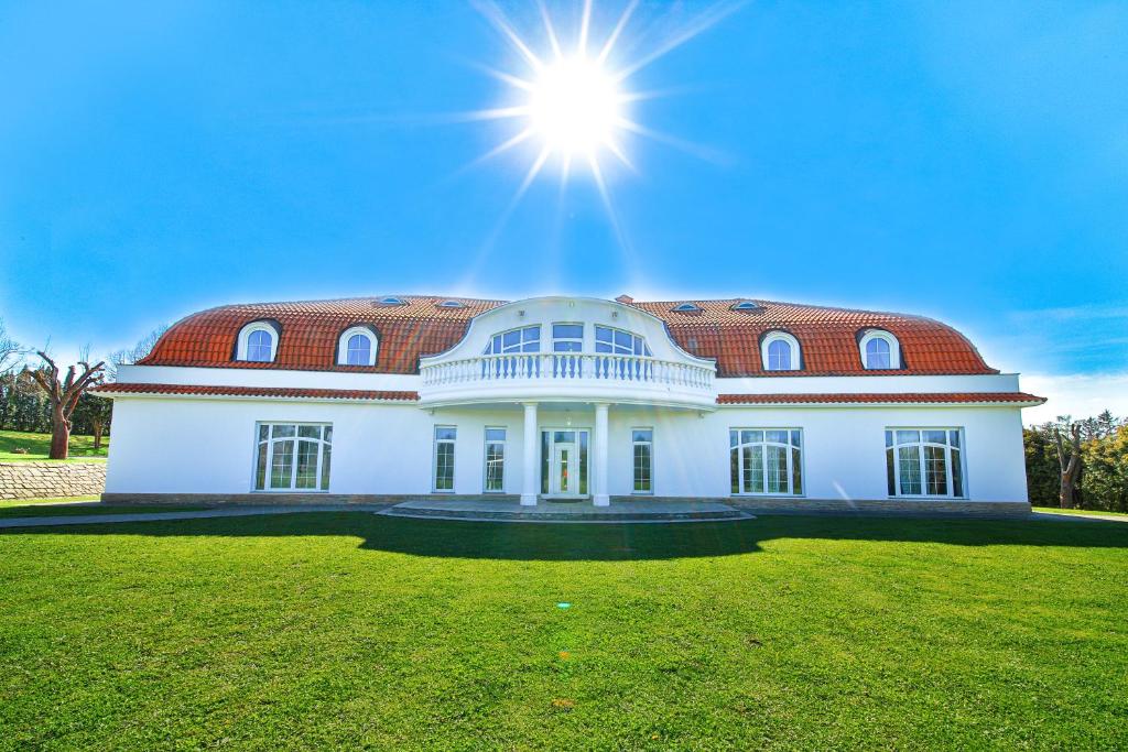 una gran casa blanca con techo rojo en DiamondHouse vila & wellness, en Kolín