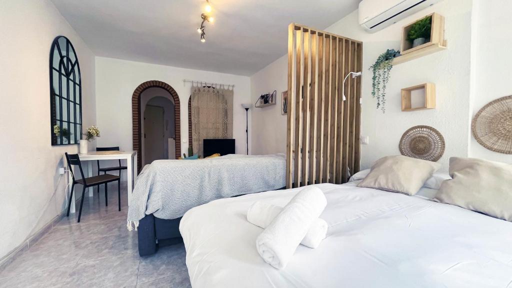 Pokój hotelowy z 2 łóżkami i biurkiem w obiekcie Mshome Encanto Mediterráneo w mieście Cala del Moral