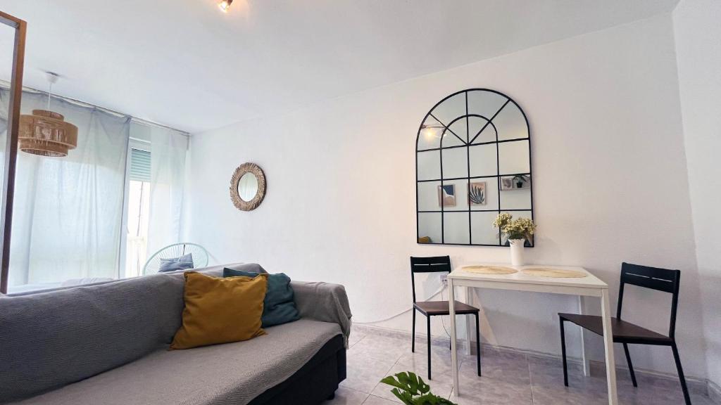 salon z kanapą i stołem w obiekcie Mshome Encanto Mediterráneo w mieście Cala del Moral
