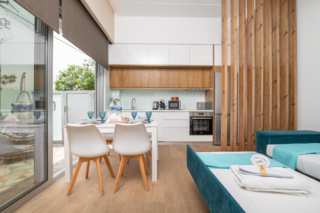Η κουζίνα ή μικρή κουζίνα στο Hyacinthus Executive Suite 5 Min to BEACH