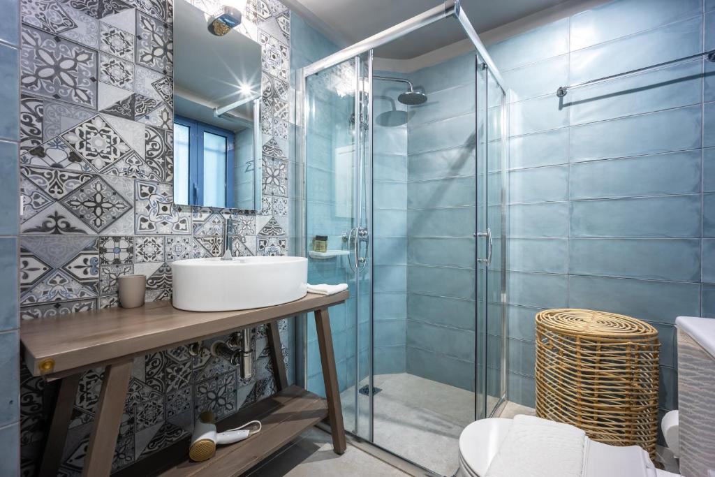 Łazienka w obiekcie Bentzi...Boutique Apartment in Pangrati, Superior Suite (2) for 4 guests