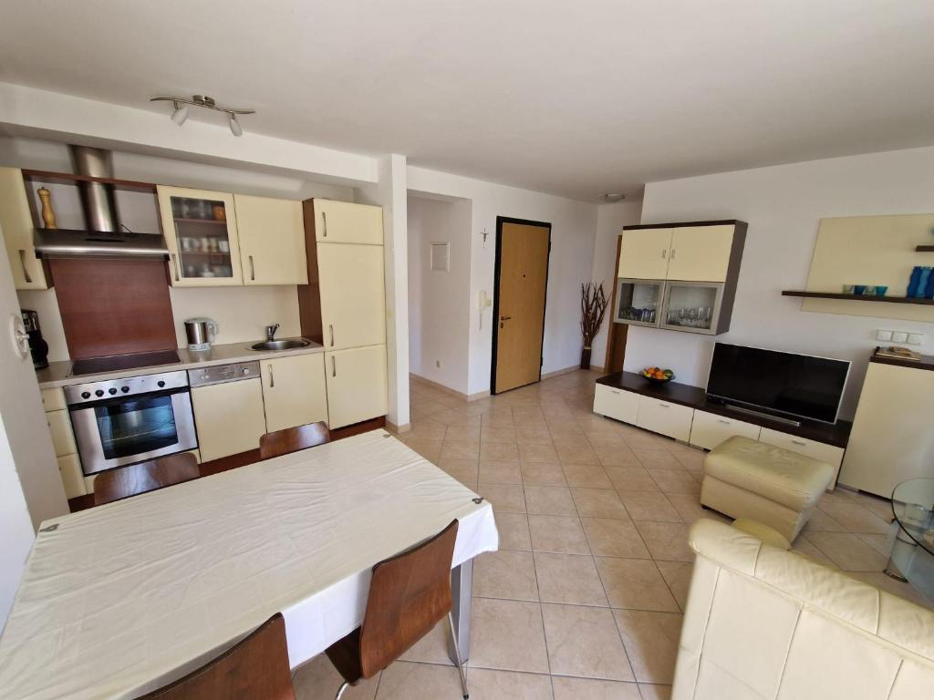 Kuchyňa alebo kuchynka v ubytovaní Apartment Jozic