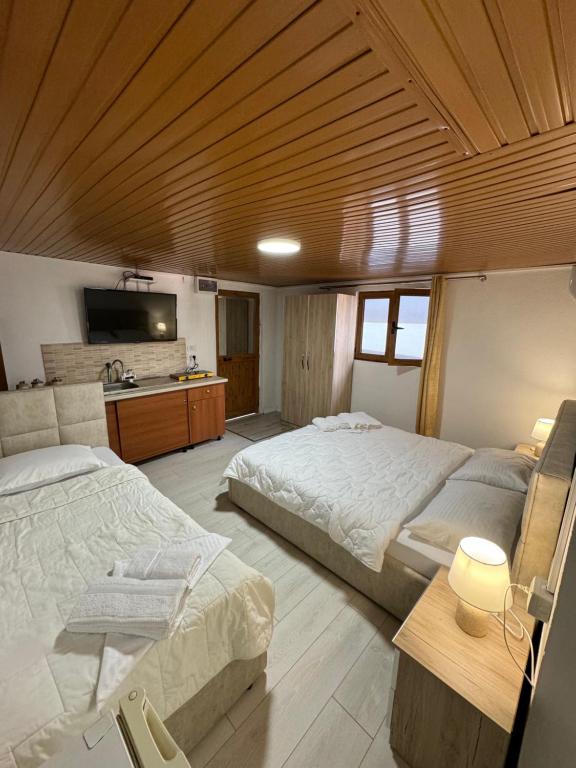 Postel nebo postele na pokoji v ubytování Lake Bliss Cabins