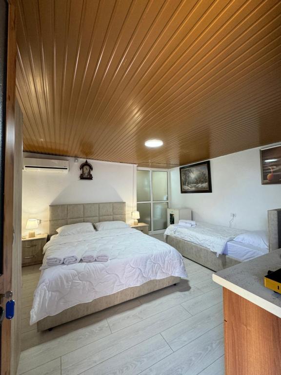 Postel nebo postele na pokoji v ubytování Lake Bliss Cabins