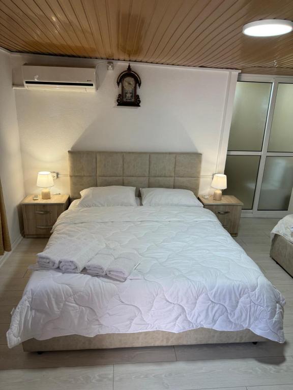 Postel nebo postele na pokoji v ubytování Lake Bliss Cabins