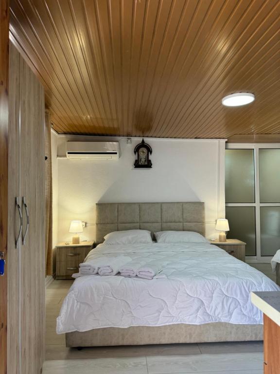 Postel nebo postele na pokoji v ubytování Lake Bliss Cabins