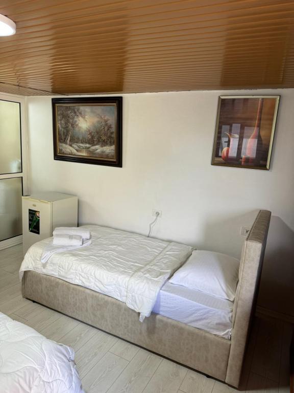 Postel nebo postele na pokoji v ubytování Lake Bliss Cabins