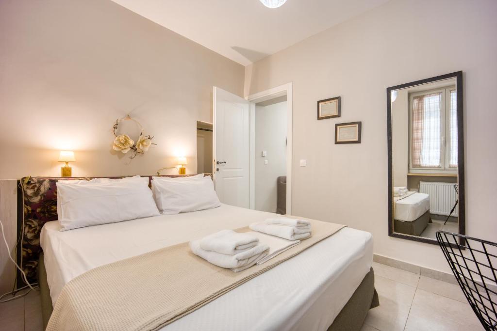 Łóżko lub łóżka w pokoju w obiekcie Pagrati/Hilton area, Bentzi (3) Boutique Apt. for 4
