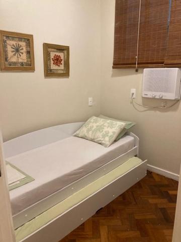 Cama pequeña en habitación con ventilador en COPANEMA - Próximo Ipanema Arpoador, en Río de Janeiro